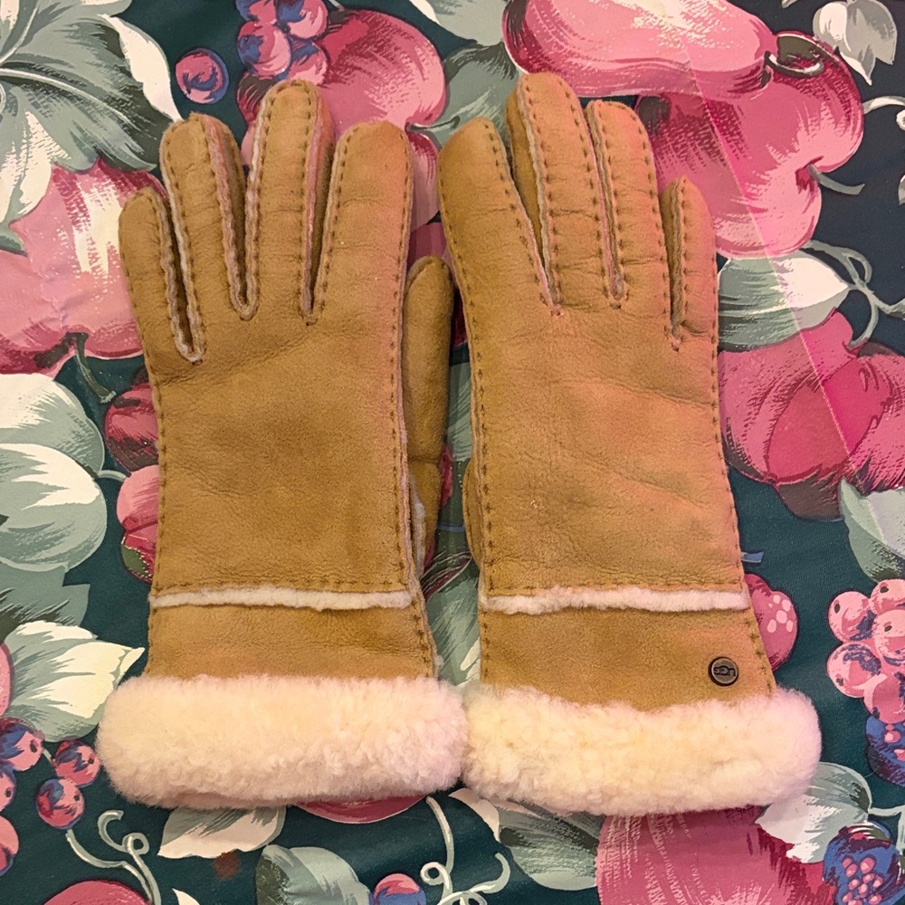 UGG Sheepskin Seamed Tech Tan Shearling Lined Gloves - Picture 5 of 8